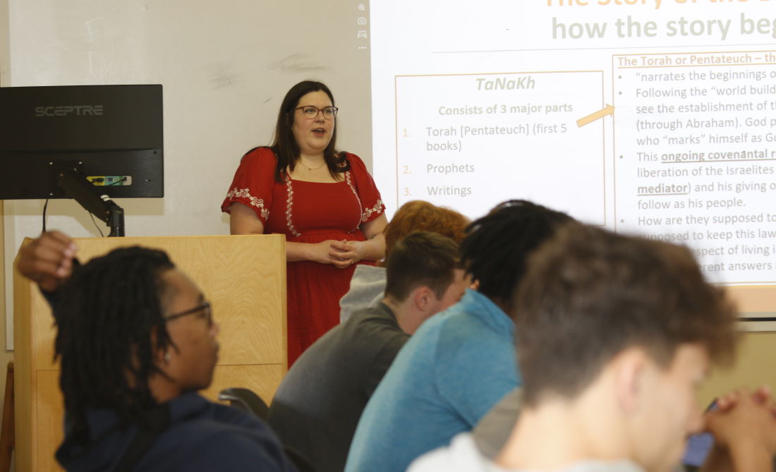 Audra Franley teaching a class at Thiel College